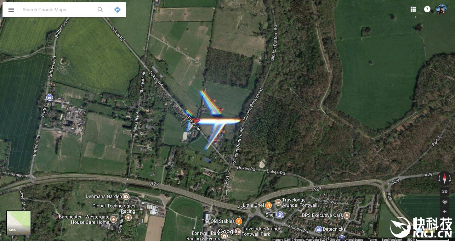 谷歌地图卫星意外拍到飞机横穿:画面大亮图片